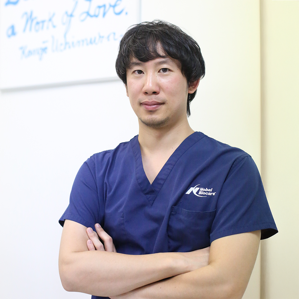 新琴似（札幌市北区）の歯医者、ふれあいの杜歯科・こども歯科の院内の院長 虎谷 彌